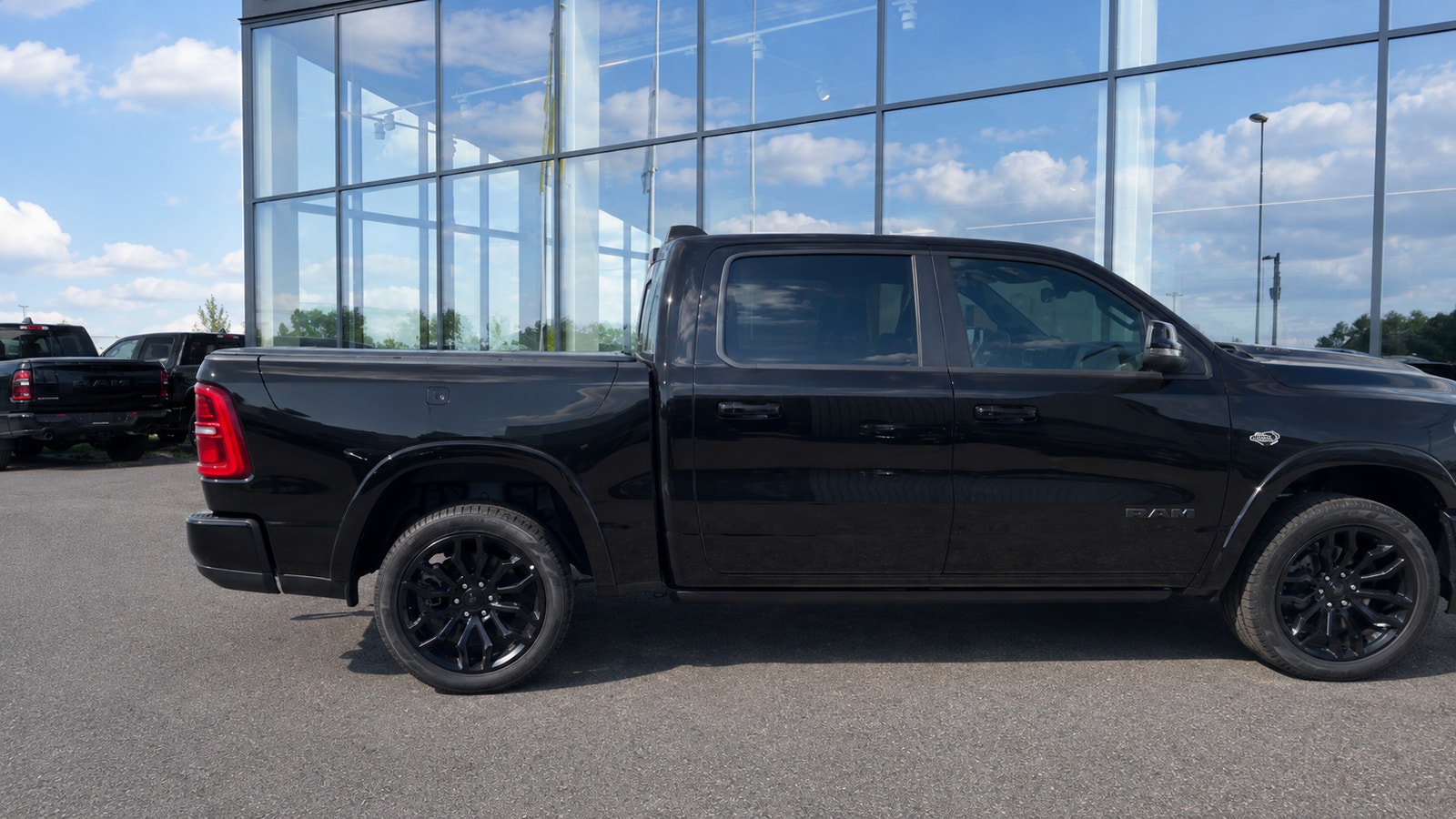 Dodge RAM 1500 Limited Night Edition V8 5.7 HEMI SNABB LEVERANS 2026 - miniatyr 3