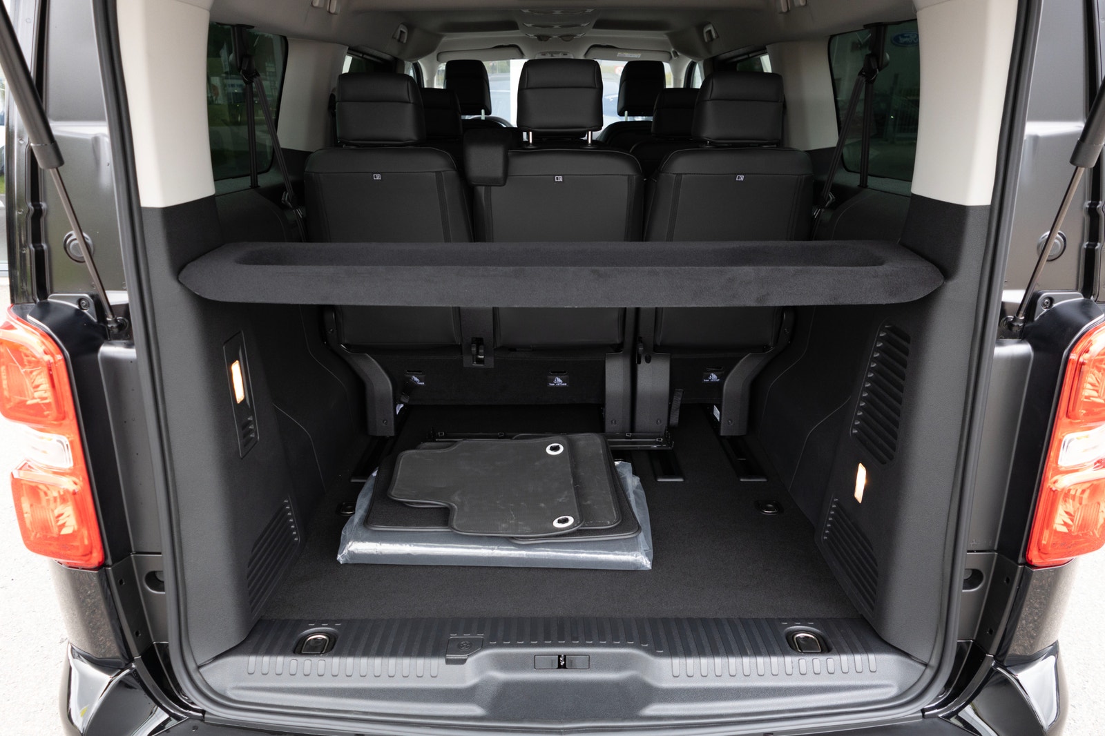 Peugeot Traveller 2.2 BlueHDi 180hk Allure 8-Sits Läder Adaptiv Farthåll 2026 - miniatyr 8