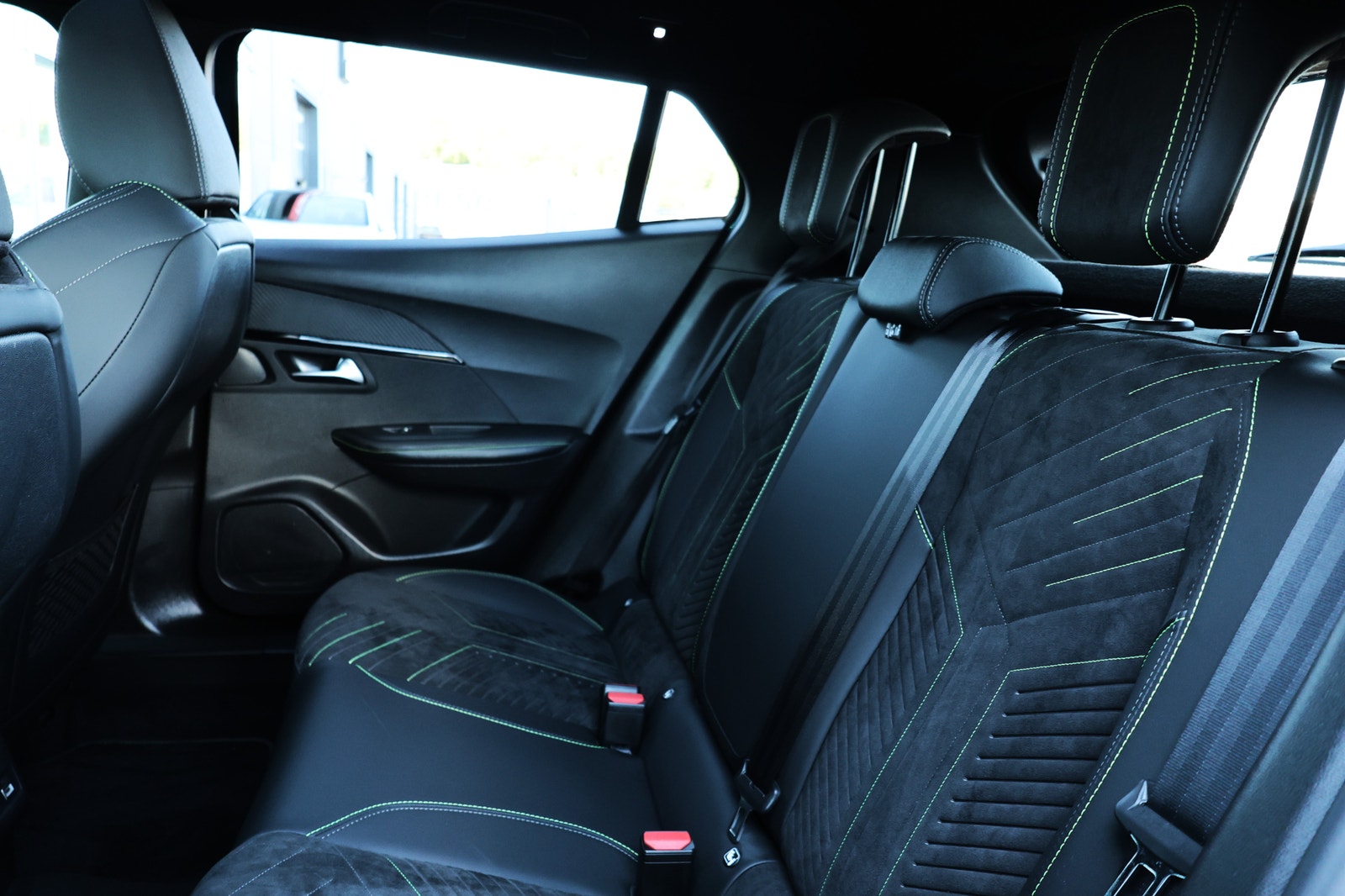 Peugeot 2008 GT Hybrid 145hk Aut Panoramaglastak 2025 - miniatyr 17