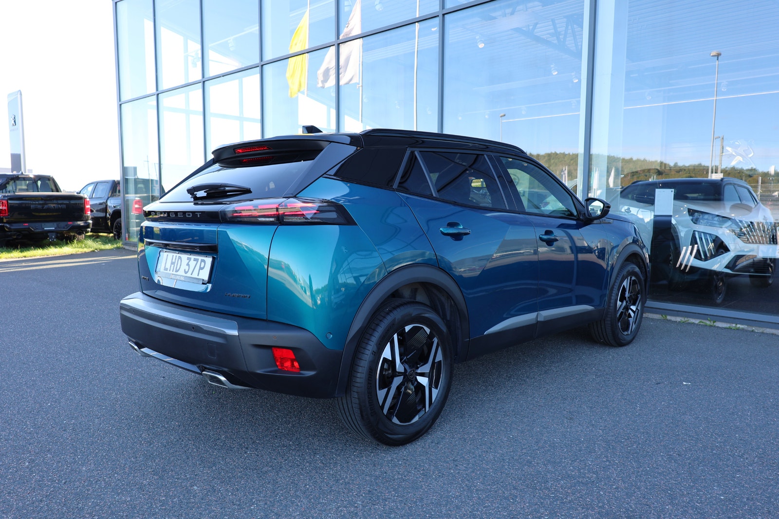 Peugeot 2008 GT Hybrid 145hk Aut Panoramaglastak 2025 - miniatyr 4