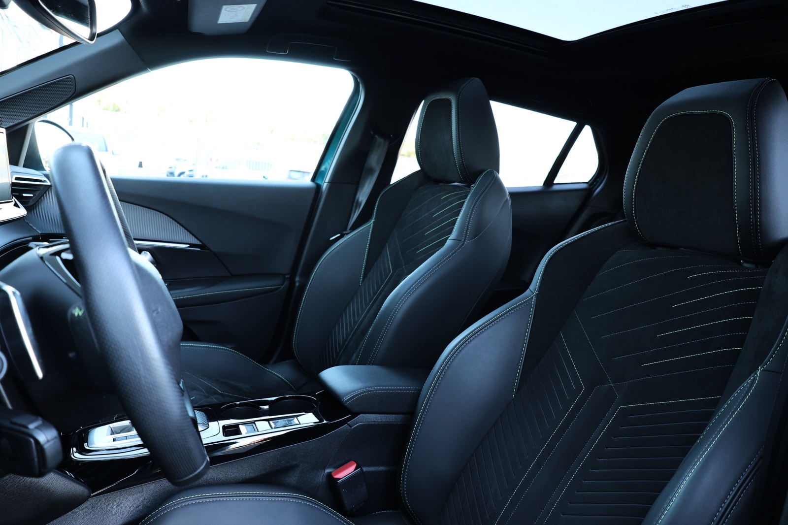 Peugeot 2008 GT Hybrid 145hk Aut Panoramaglastak 2025 - miniatyr 8