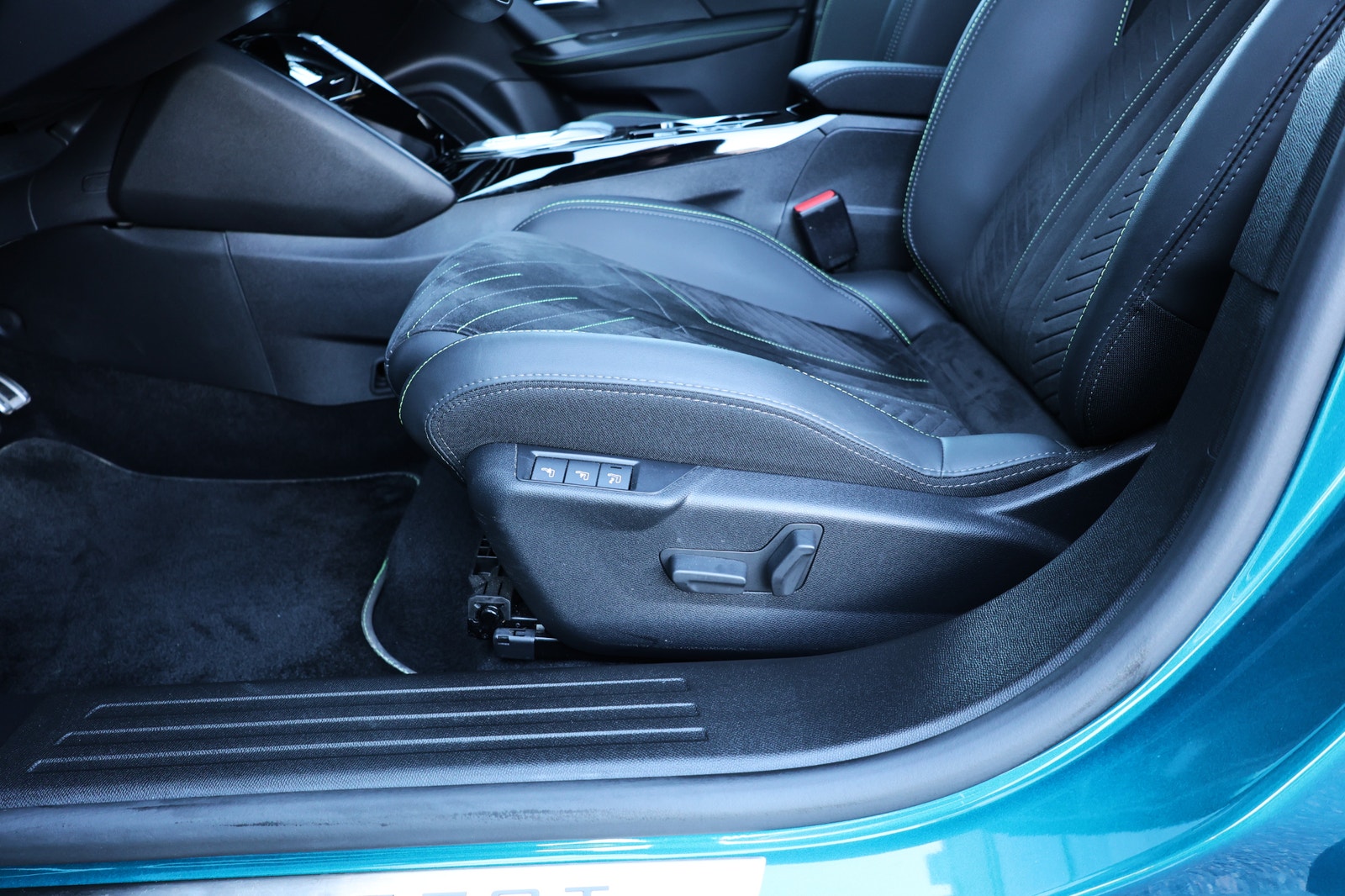 Peugeot 2008 GT Hybrid 145hk Aut Panoramaglastak 2025 - miniatyr 10