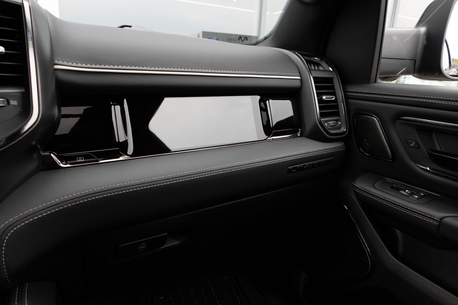Dodge RAM 1500 Limited Night Edition V8 5.7L HEMI Rambox Multilucka 2026 - miniatyr 14