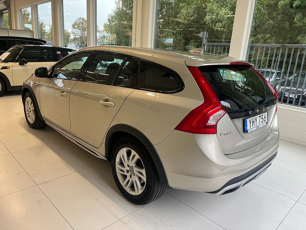 Volvo V60 Cross Country 2017 - miniatyr 4