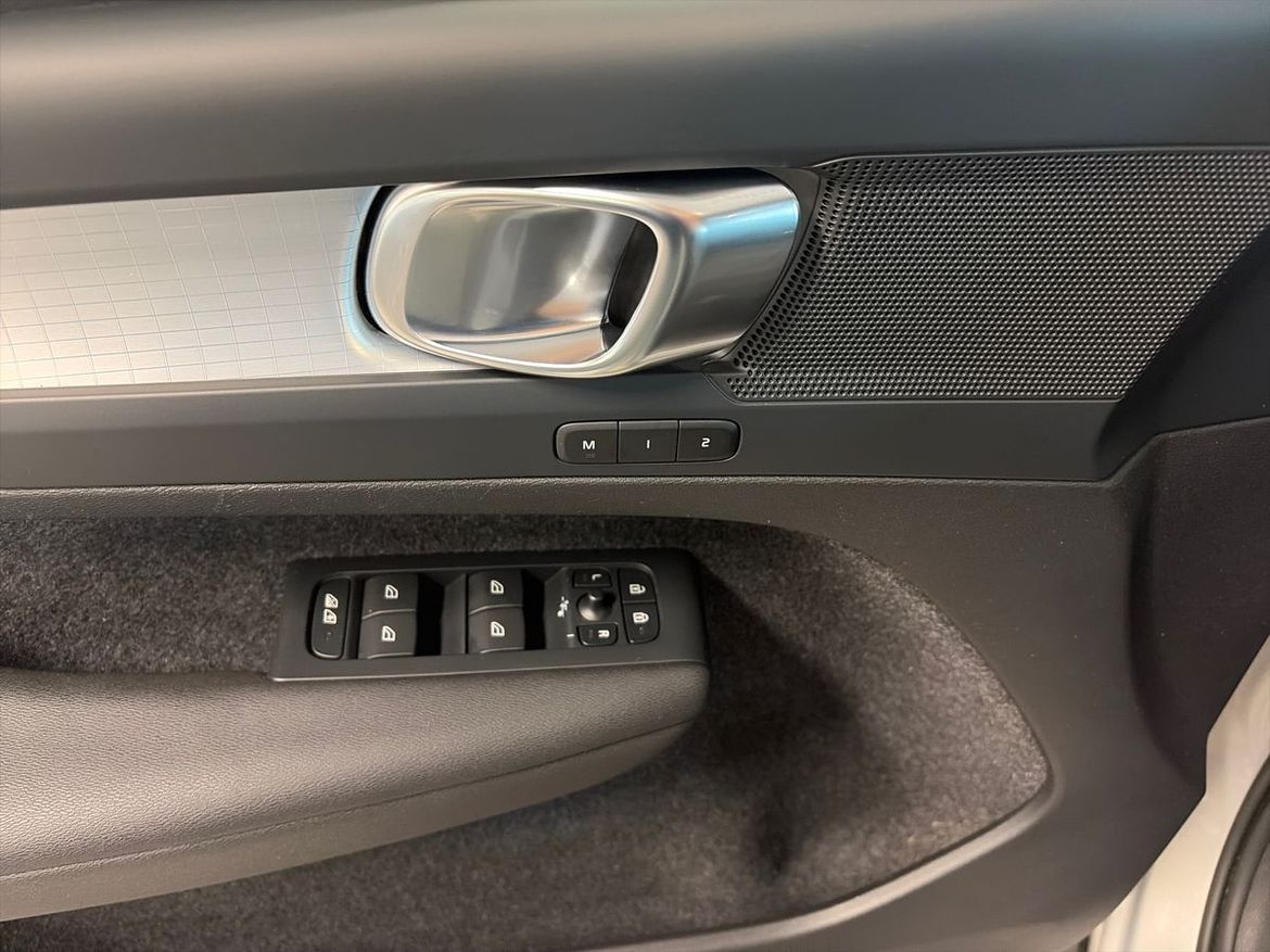 Volvo XC40 2023 - miniatyr 4