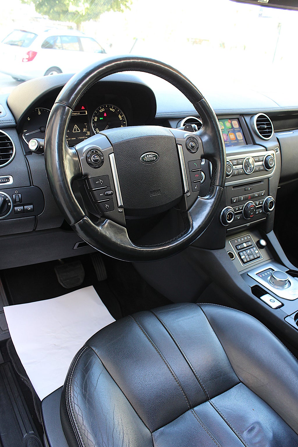 Land Rover Discovery 2015 - miniatyr 35