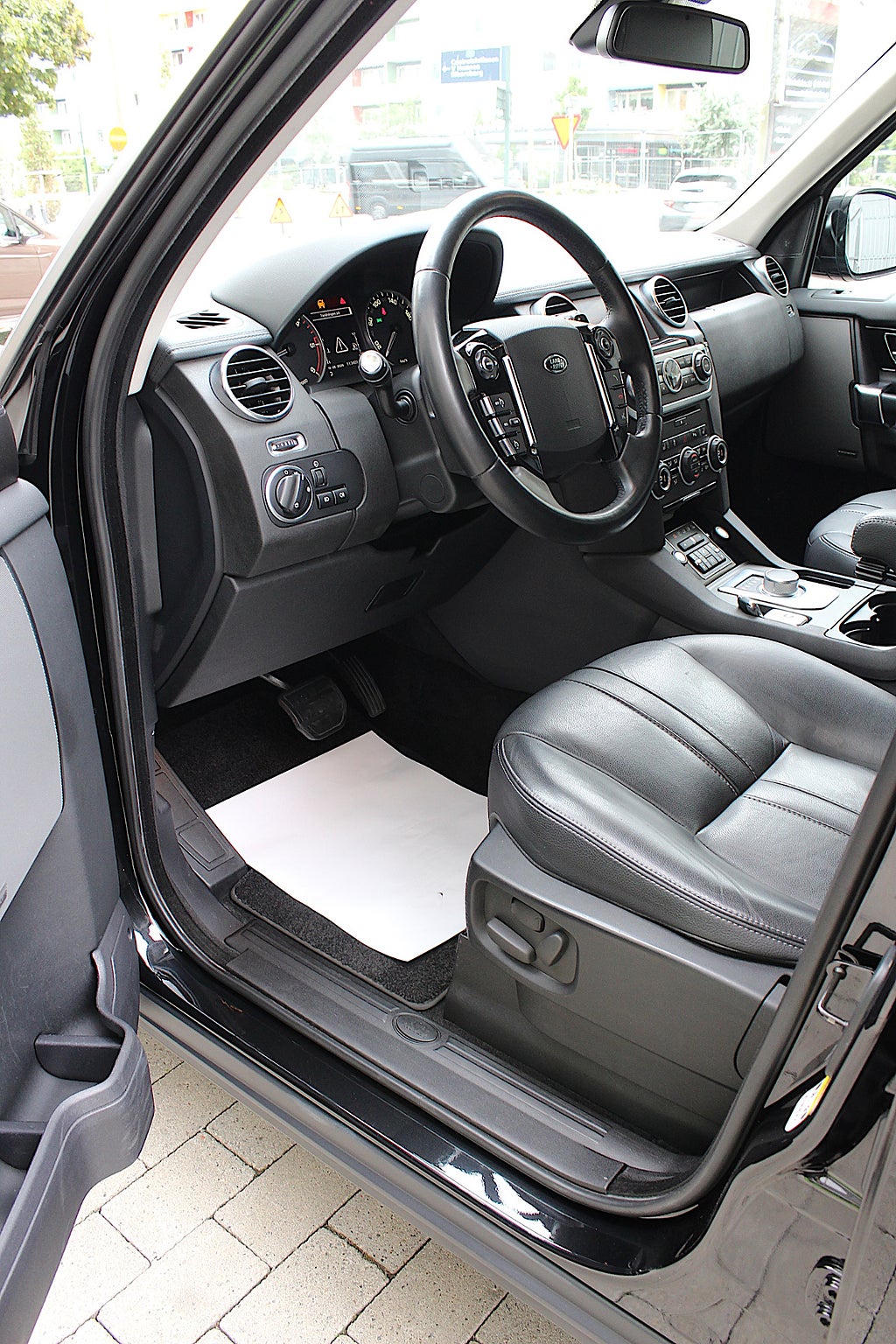 Land Rover Discovery 2016 - miniatyr 30