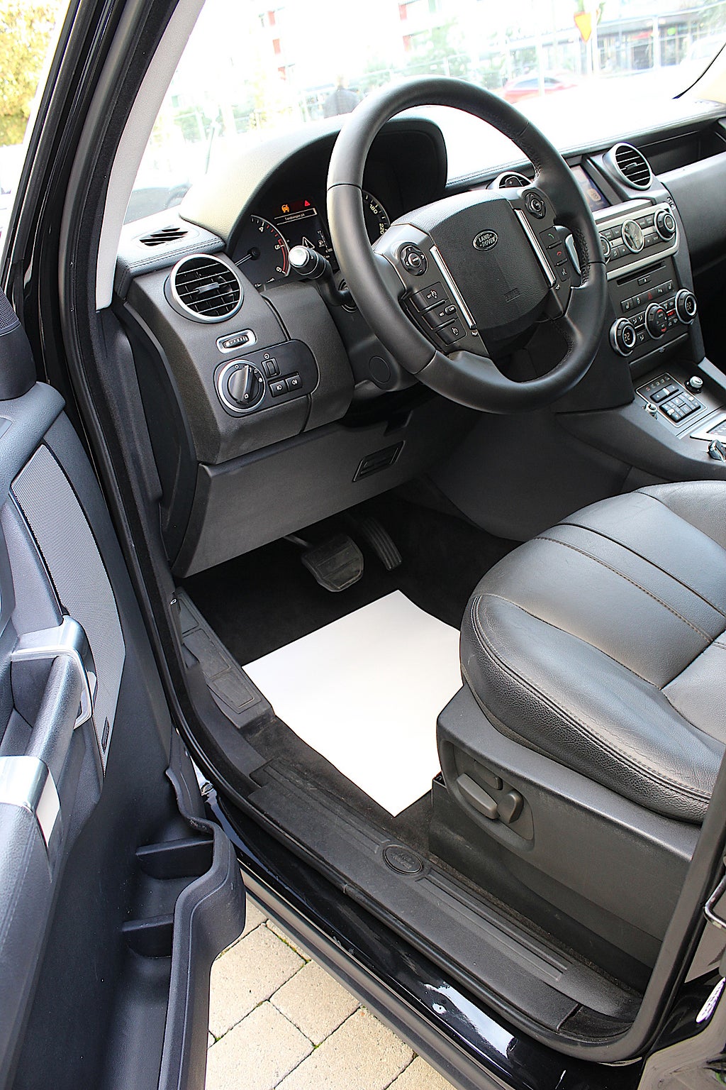 Land Rover Discovery 2016 - miniatyr 35