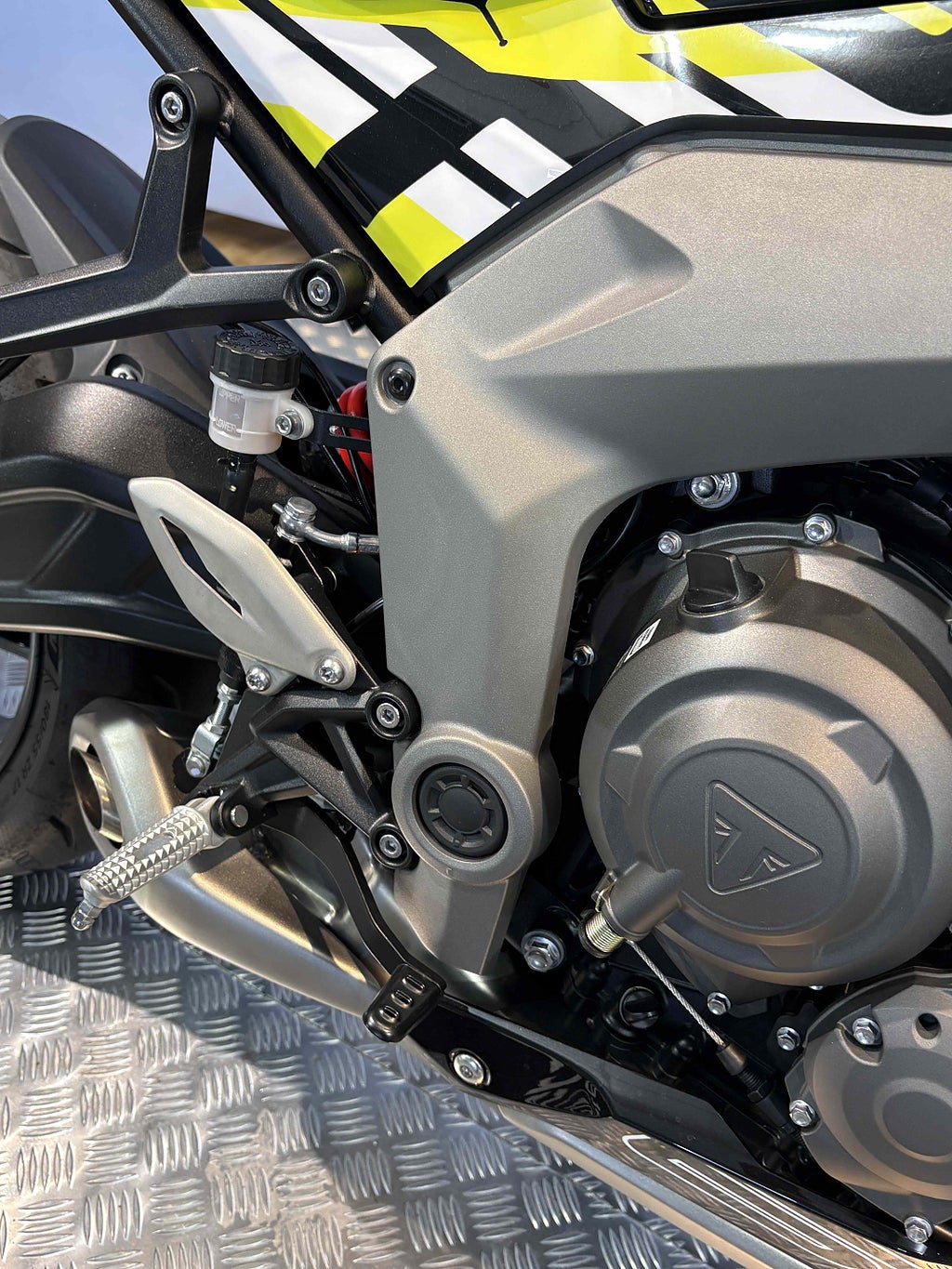 Triumph Daytona 2024 - miniatyr 11