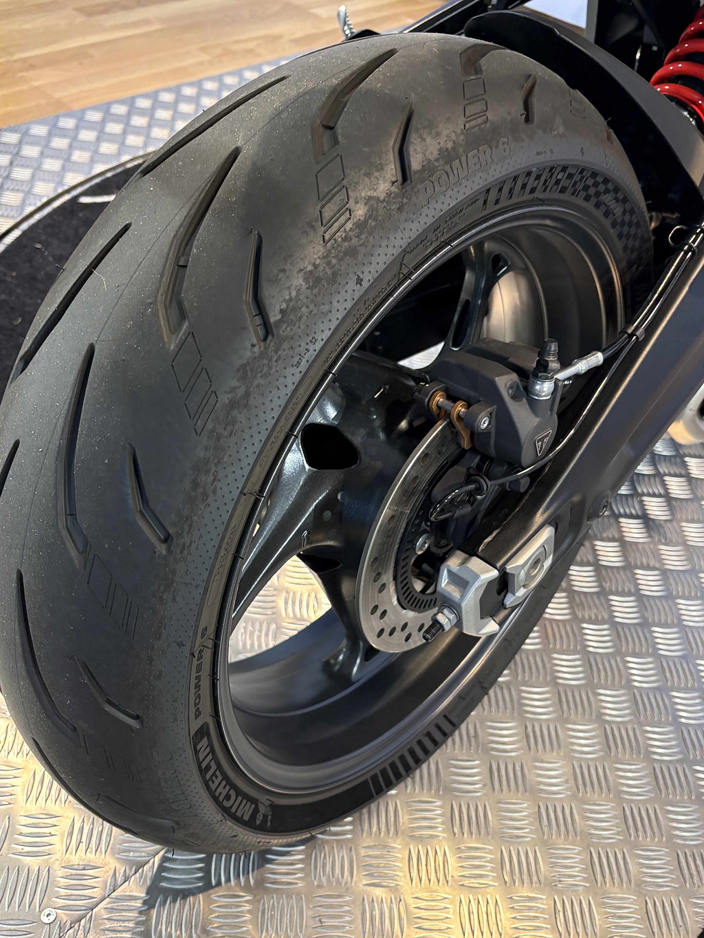 Triumph Daytona 2024 - miniatyr 13