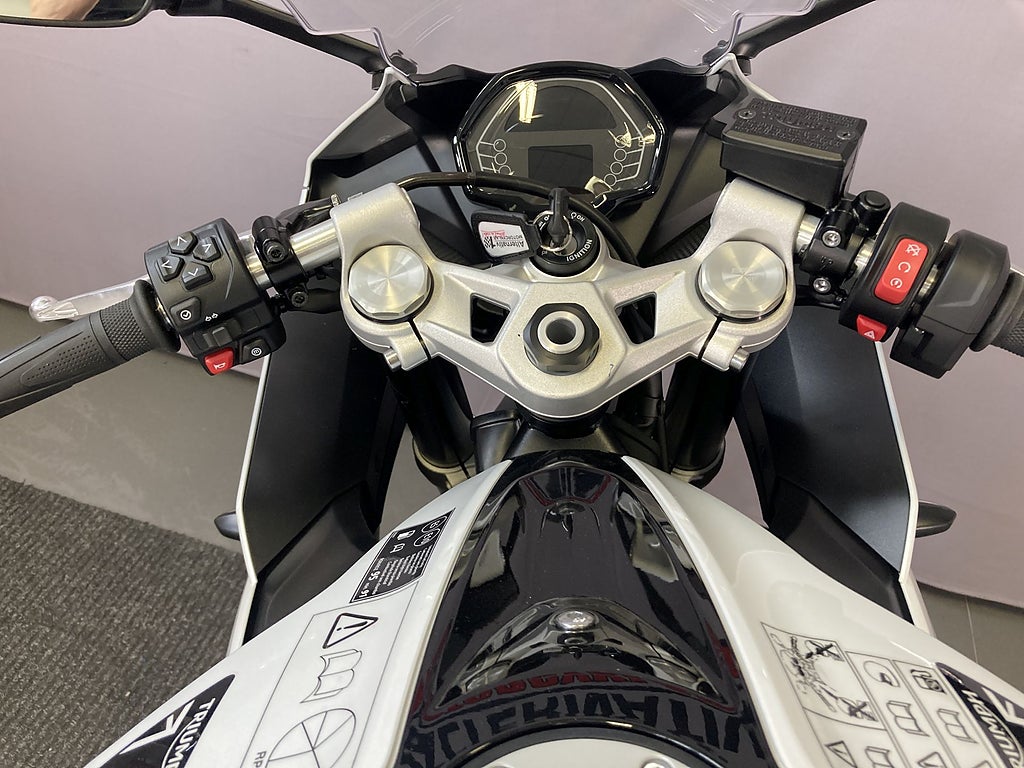 Triumph Daytona 2024 - miniatyr 21