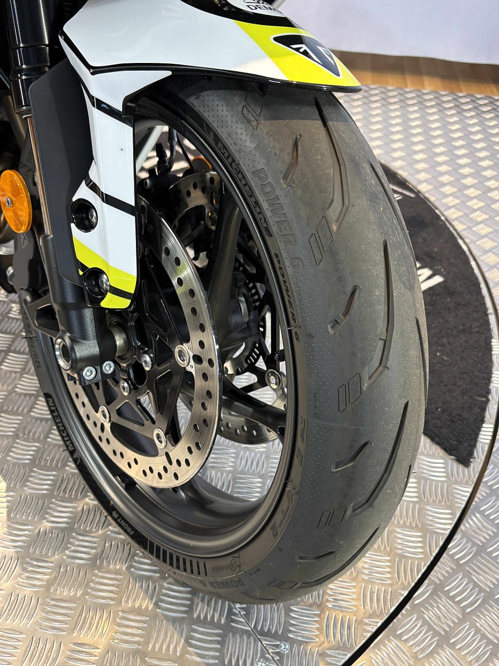 Triumph Daytona 2024 - miniatyr 9