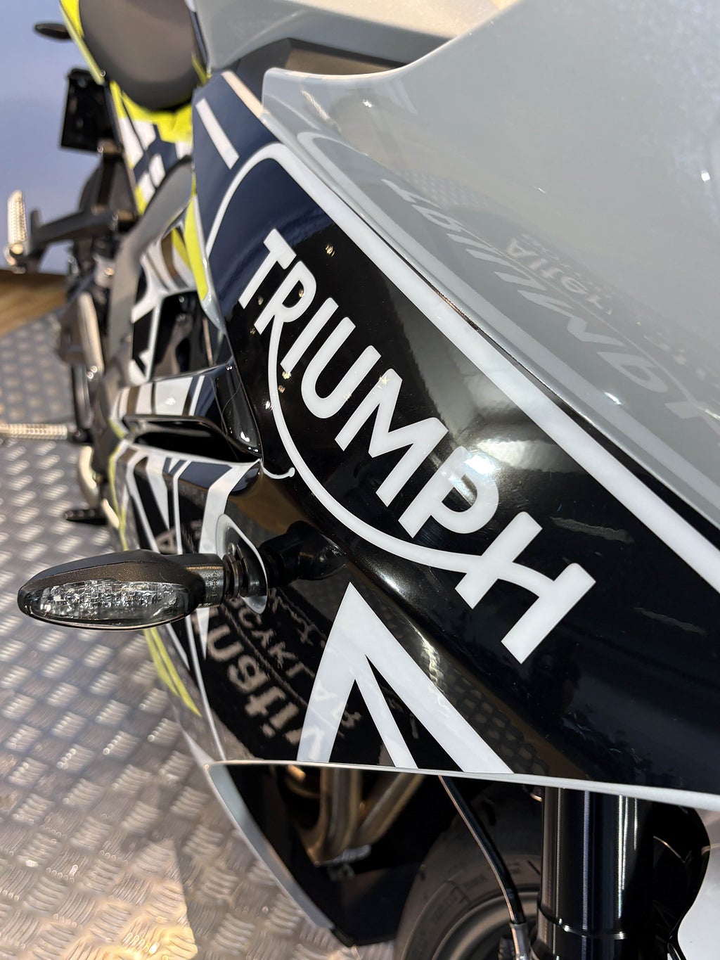 Triumph Daytona 2024 - miniatyr 10