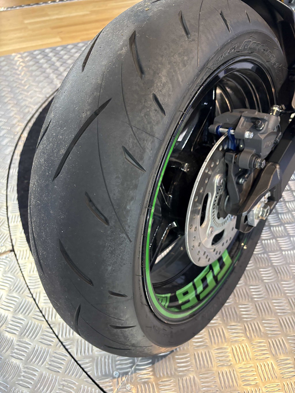 Kawasaki Z900 2024 - miniatyr 16