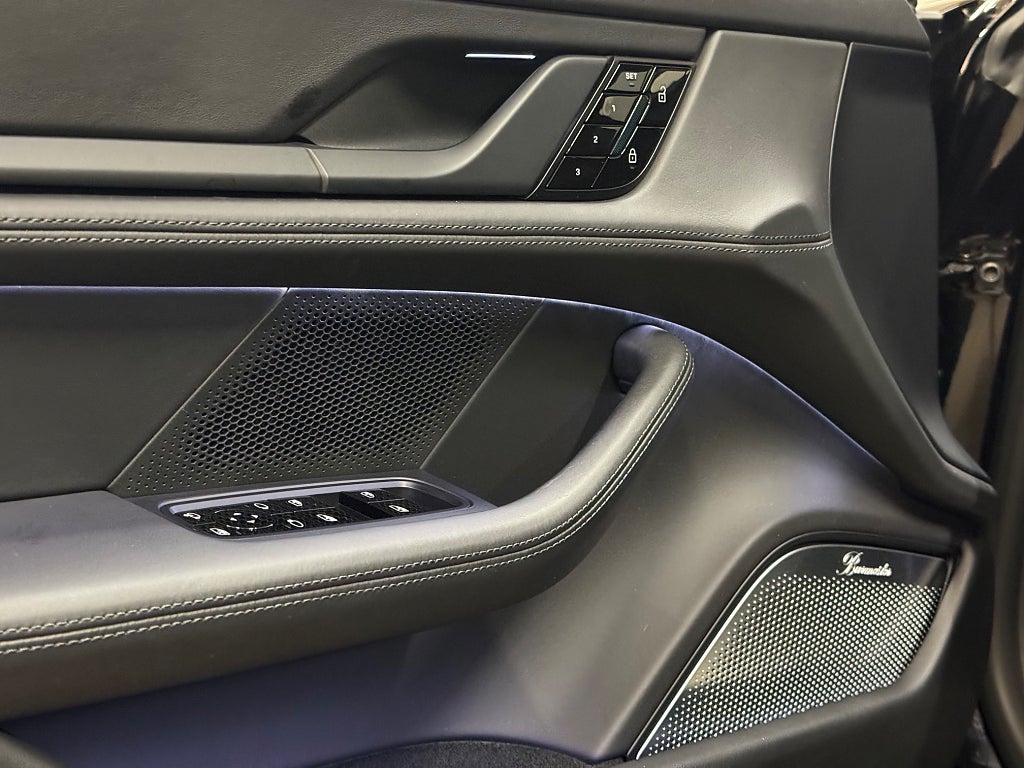 Porsche Taycan 2020 - miniatyr 11