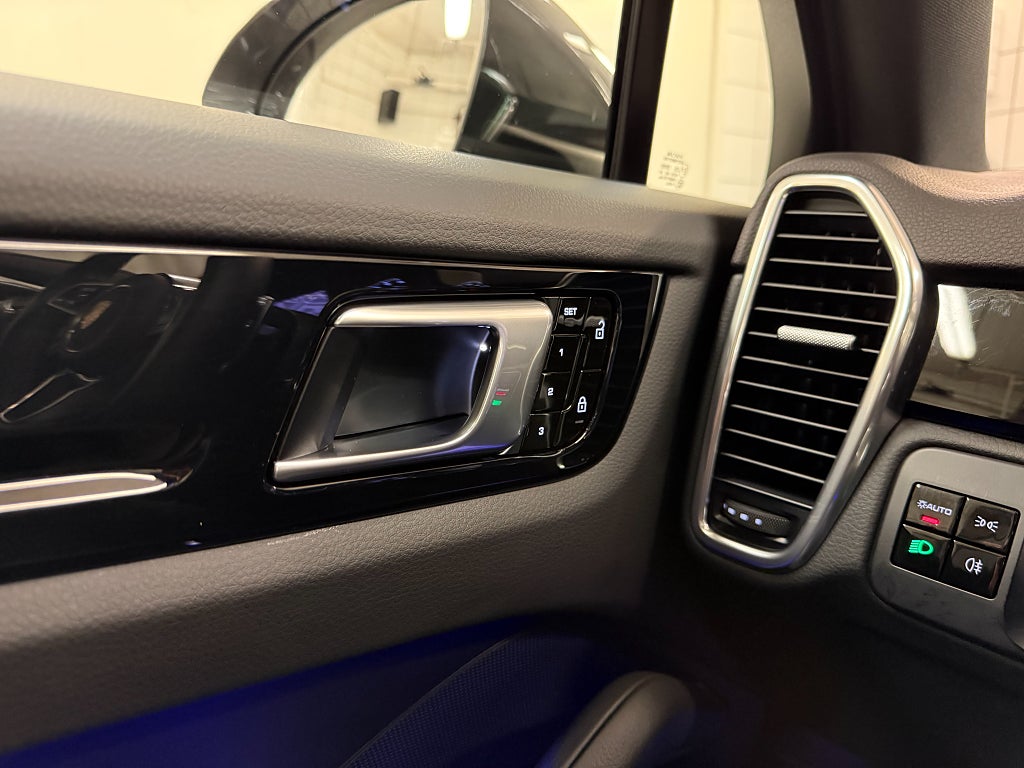 Porsche Cayenne 2021 - miniatyr 17