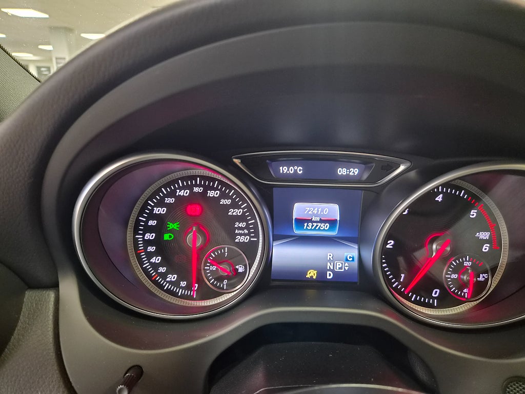 Mercedes-Benz CLA220 d 2018 - miniatyr 10