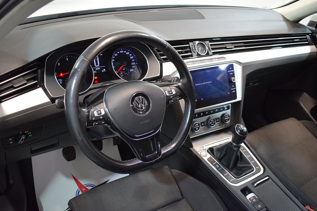 Volkswagen Passat 2019 - miniatyr 9